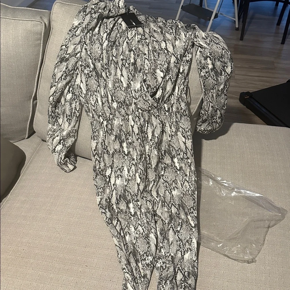 Fashion Nova Stylish Gray Patterned Jumpsuit XL - Picture 5 of 7